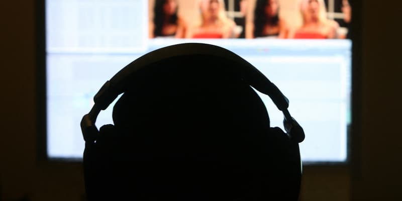 Un homme faisant le montage d'un film pornographique en janvier 2007 aux États-Unis (illustration)