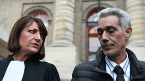 L'ancien jardinier Omar Raddad s'adresse aux journalistes, au côté de son avocate Sylvie Noachovitch, le 25 novembre 2021 à Paris

