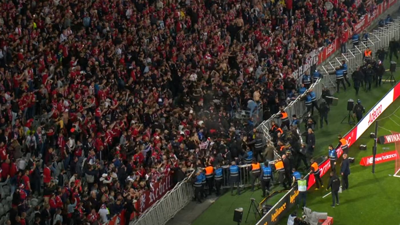 Les supporters lillois tentant de forcer les barrières Les supporters lillois tentant de forcer les barrières