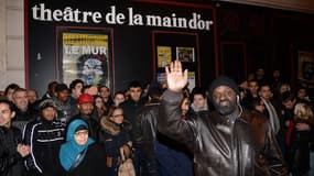 Des supporters de Dieudonné devant le théâtre de la Main d'or.