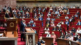 La présidente du groupe parlementaire LFI Mathilde Panot s'adresse à l'Assemblée nationale à Paris, le 11 juillet 2022