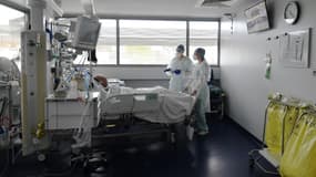 Des soignants s'occupent d'un patient dans l'unité de soins intensifs pour les malades du Covid-19, le 22 octobre 2020 à Strasbourg