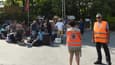 Des membres de la Croix-Rouge se tiennent à côté de touristes lors de l'évacuation d'un camping près de La Teste-de-Buch, dans le sud-ouest de la France, le 15 juillet 2022. 
