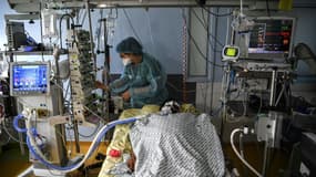 Un patient atteint du Covid hospitalisé à l'hôpital Cochin à Paris le 18 mars 2021