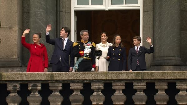 Le roi Frederik X, accompagné de son épouse la reine Mary et de ses enfants, lors de sa proclamation le 14 janvier 2024.