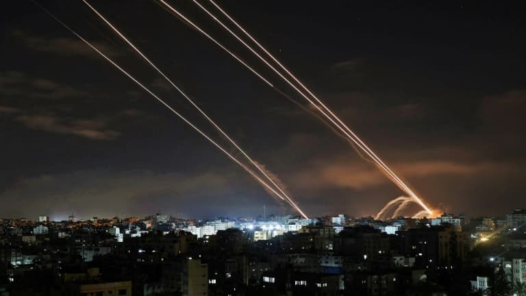 Des roquettes sont tirées depuis la bande de Gaza, enclave palestinienne sous contrôle du Hamas, en direction d'Israël, le 16 mai 2021