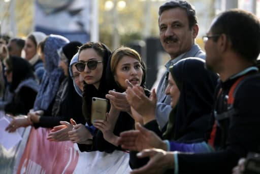 Des Iraniens et des étrangers observent le premier marathon international à Téhéran, le 7 avril 2017