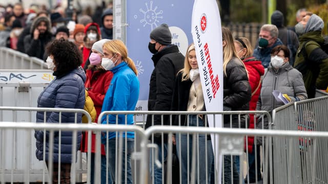 Des Autrichiens font la queue devant un centre de vaccination le 15 novembre 2021