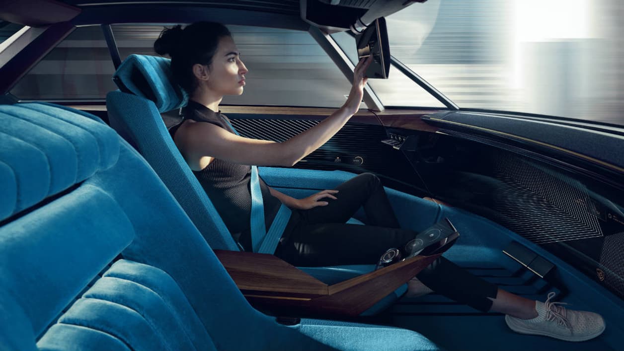 En mode autonome, l'écran prend la place du volant pour offrir une taille XXL de 49 pouces. Et même le pare-soleil dispose d'un écran.