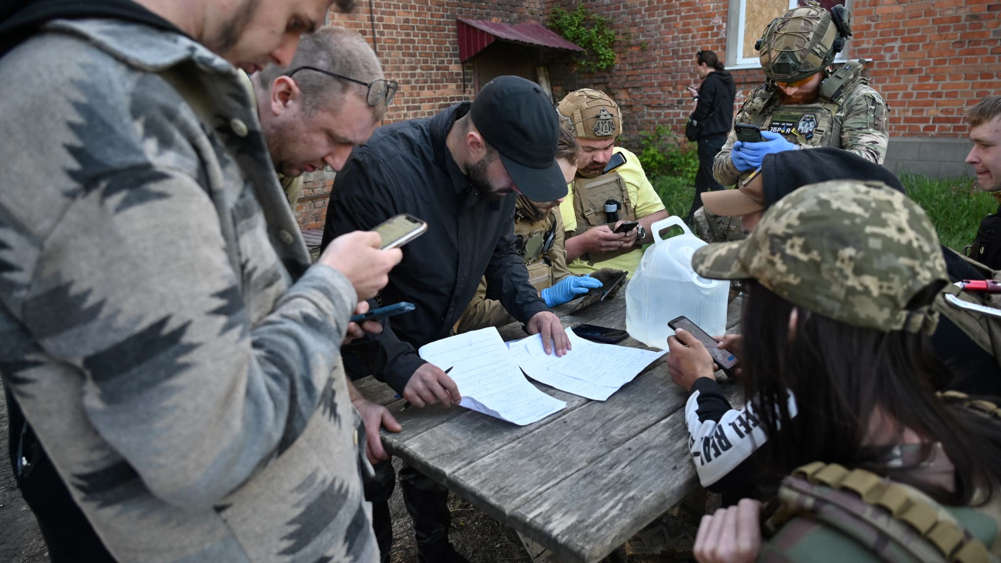 Des volontaires ukrainiens assistent les habitants de la région de Kharkiv lors de leur évacuation le 10 mai 2024.