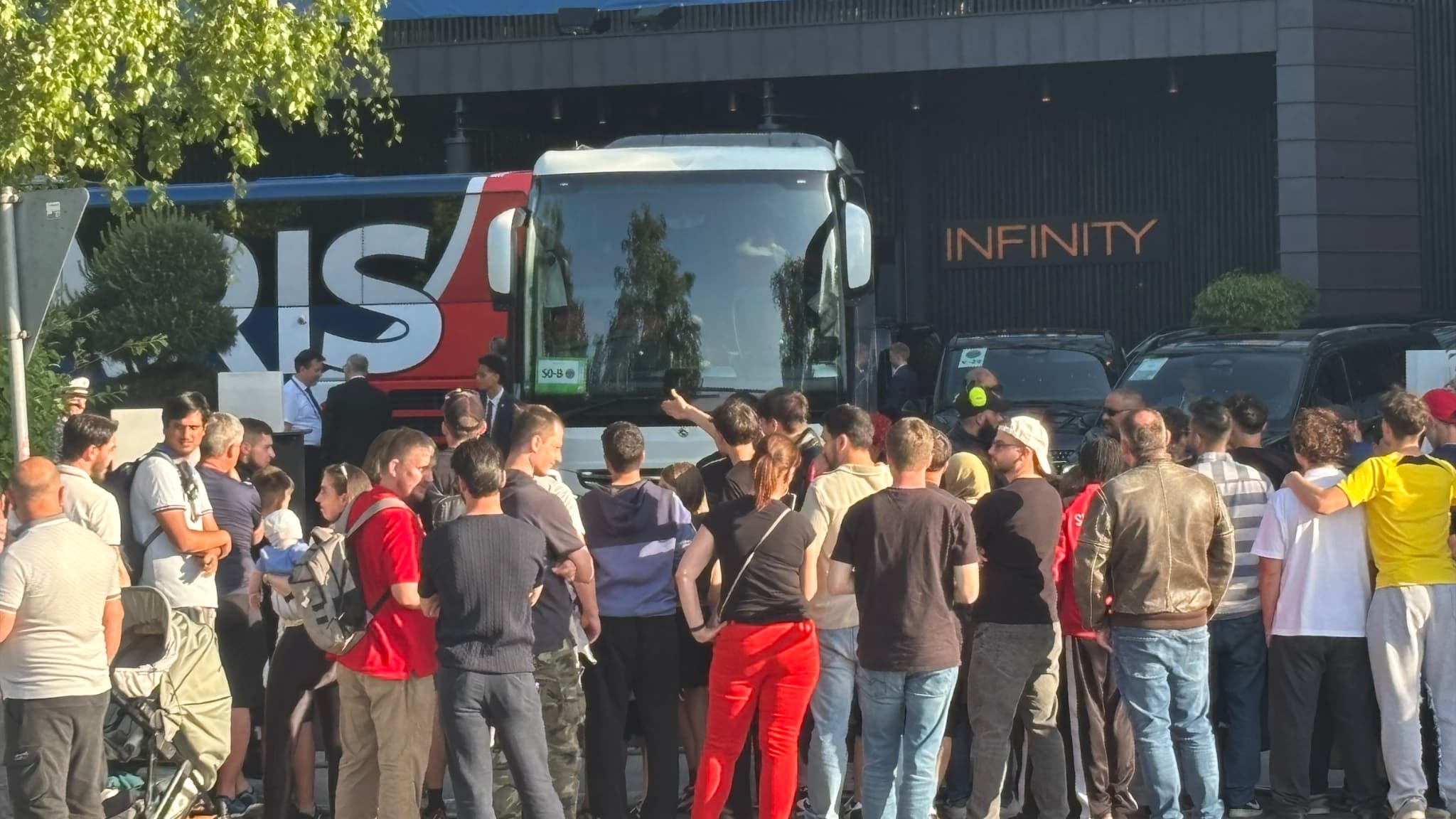 Le bus du PSG prêt à partir avant la finale de la Ligue des champions, 31 mai 2025