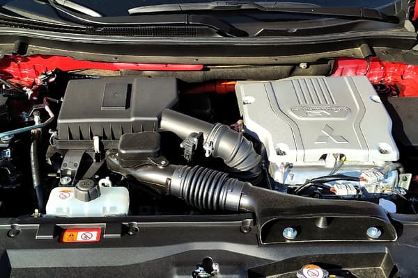 Le Mitsubishi Eclipse Cross repose essentiellement sur ses deux moteurs électriques (un sur le train avant, l’autre sur le train arrière) pour avancer. La puissance cumulée est donc de 188 chevaux. Le Mitsubishi Eclipse Cross repose essentiellement sur ses deux moteurs électriques (un sur le train avant, l’autre sur le train arrière) pour avancer. La puissance cumulée est donc de 188 chevaux.