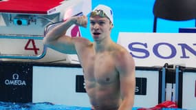 La célébration de Léon Marchand après avoir battu le record du monde sur 200m 4 nages (1'52''69) lors des Mondiaux de natation à Singapour, le 30 juillet 2025