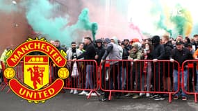 Manchester United - Liverpool : Des supporters mancuniens rassemblés devant le stade et commencent à jeter des fumigènes...