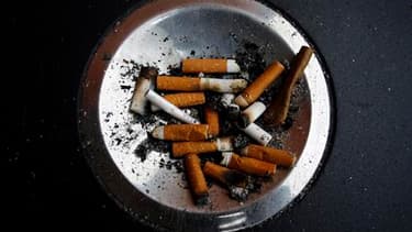 Les propriétaires de bars et de restaurants en Espagne, où est entrée en vigueur dimanche une législation antitabac parmi les plus sévères d'Europe, s'inquiètent des conséquences économiques et financières de cette initiative du gouvernement. /Photo prise