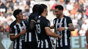 Les joueurs d'Angers fêtent leur ouverture du score à domicile, 17 août 2025