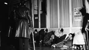 (Des manifestants algériens appréhendés à Puteaux, à l'ouest de Paris, lors de la manifestation pacifique du 17 octobre 1961 