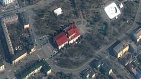 Images satellite du théâtre de Marioupol, avant la frappe russe
