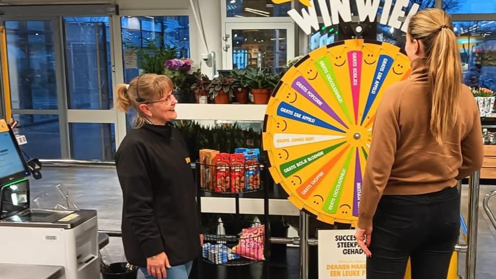 Les clients honnêtes peuvent tourner une sorte de roue pour gagner des cadeaux.