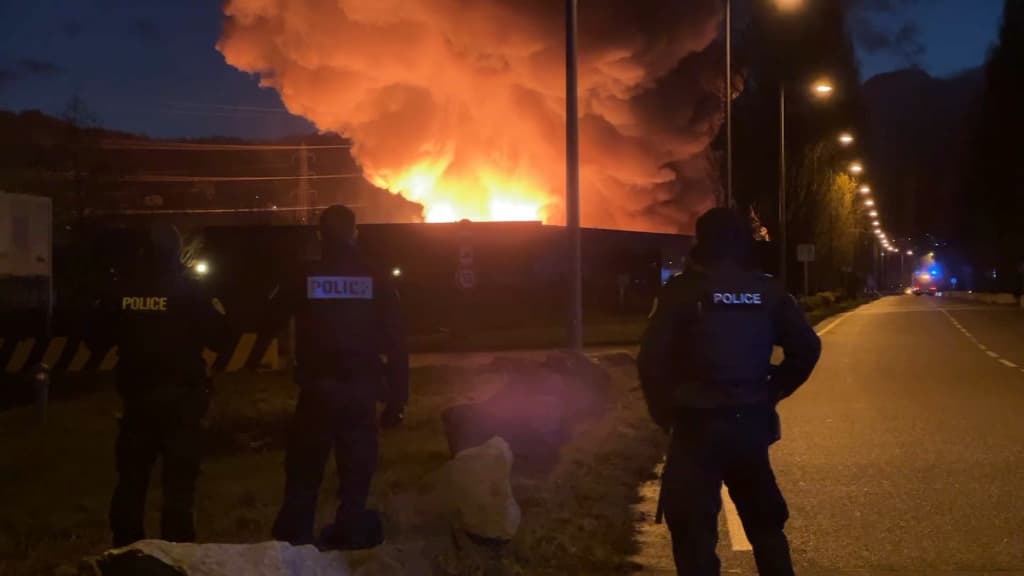 L'incendie touche principalement des batteries au lithium.