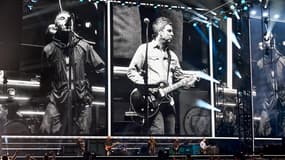 Liam et Noel Gallagher du groupe Oasis lors du premier show de leur tournée à Cardiff, le 4 juillet 2025. 