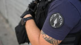 Un membre de la CRS 8 en patrouille dans le quartier de Pissevin, à Nîmes, le 22 août 2023 dans le Gard(image d'illustration). 