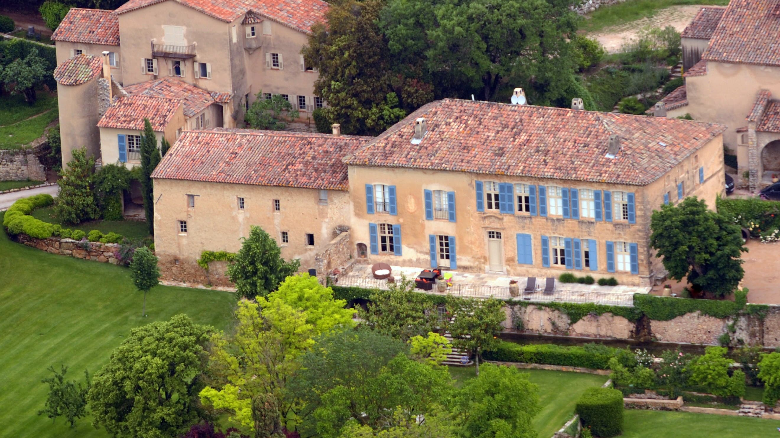 Les Jolie-Pitt vendent leur château. Les Jolie-Pitt vendent leur château.