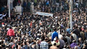 Obsèques de trente-trois Egyptiens tués samedi lors de violences la veille dans la ville de Port-Saïd. Trois autre personnes ont été tuées dimanche lors des obsèques. /Photo prise le 27 janvier 2013/REUTERS