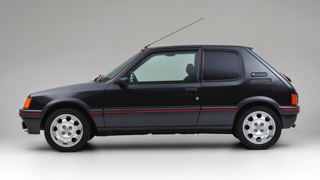 La Peugeot 205 GTi a été blindée, ce qui l'amène à un poids de 1,4 tonne sur la balance.
