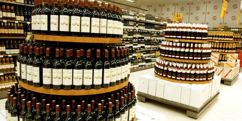 Des bouteilles de vin dans un rayon du supermarché Carrefour, le 27 août 2002 à Sénart. (Illustration)