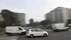 Des voitures circulent dans une rue de Milan en Italie, le 20 octobre 2017. (Illustration)