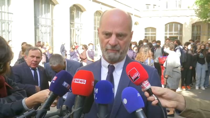 Jean-Michel Blanquer, ministre de l'Education nationale, en déplacement dans un établissement scolaire du XVIe arrondissement de Paris, un an après la mort de Samuel Paty.