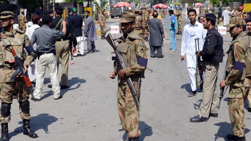 Une patrouille à Peshawar le 29 mars