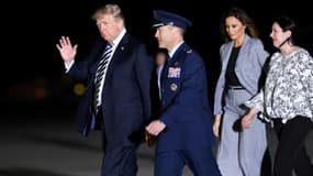 Le président américain Donald Trump et son épouse Melania arrivent dans la nuit du 10 mai sur la base militaire de St Andrews pour accueillir les trois Américains libérés par la Corée du Nord.