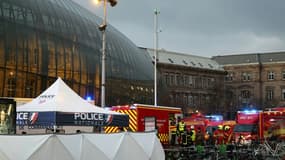 Des secouristes devant la gare de Strasbourg suite à une collision de deux tramways, le 11 janvier 2025