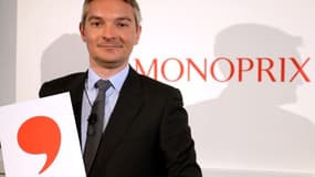 Stéphane Maquaire, directeur général de Monoprix, présente le nouveau logo de l'enseigne, en forme de virgule.