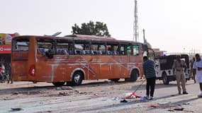 Le car, peu après l'accident, à Jodhpur.