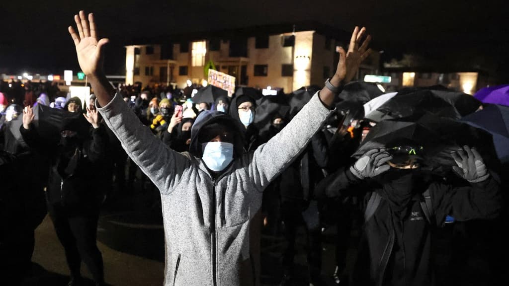 Un manifestant à Minneapolis le 14 avril 2021, lors des affrontements suscités par la mort d'un jeune Afro-Américain causé par une policière