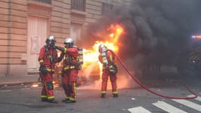 Les sapeurs-pompiers de Paris éteignant un véhicule en feu le 8 décembre