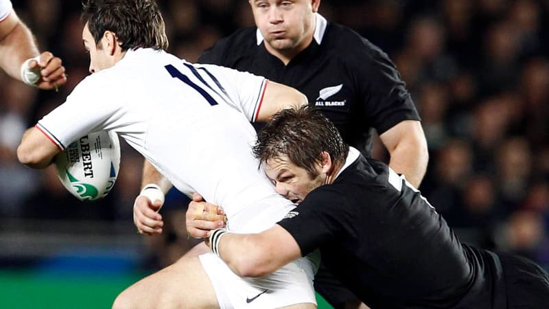 Morgan Parra, pris par la tenaille All Black