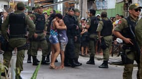 Forces de l'ordre et civils devant les lieux du crime, dimanche 19 mai