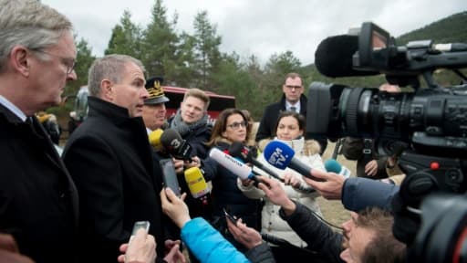 Le PDG de Luftansa, Carsten Spohr (2è à g), parle à la presse à la commémoration du crash de Germanwings à Vernet, dans les Alpes-de-Haute-Provence, le 24 mars 2017