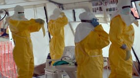 Des médecins libériens s'équipent de la panoplie de protection anti-Ebola, dans un centre de soin de Médecins Sans Frontières, à Monrovia, le 18 octobre 2014.