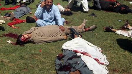 Les corps des victimes d'un attentat suicide lors d'une réunion du parti nationaliste pachtoune Awami dans la province pakistanaise de la Frontière du Nord-Ouest qui a fait 38 morts lundi. Des activistes musulmans présumés ont par ailleurs attaqué le post
