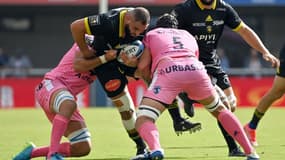 Le pilier rochelais Reda Wardi est plaqué par le 2e ligne montpelliérain Bastien Chalureau et un de ses coéquipiers, lors de la 5e journée de Top 14, le 2 octobre 2021 au GGL Stadium 