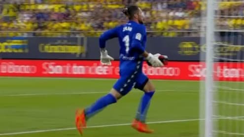 Le gardien de Cadix qui amène un défibrillateur en tribune pour un spectateur qui fait un malaise cardiaque, en fin de match contre le Barça, le 10 septembre 2022 Le gardien de Cadix qui amène un défibrillateur en tribune pour un spectateur qui fait un malaise cardiaque, en fin de match contre le Barça, le 10 septembre 2022