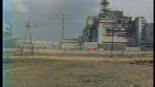 La centrale de Tchernobyl filmée quelques jours après l'explosion du réacteur n°4 le 26 avril 1986.