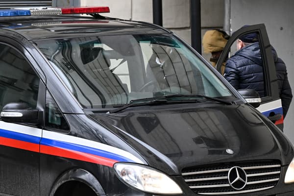 Evan Gershkovich (avec la capuche beige) escorté hors du tribunal Lefortovsky à Moscou le 30 mars 2023.