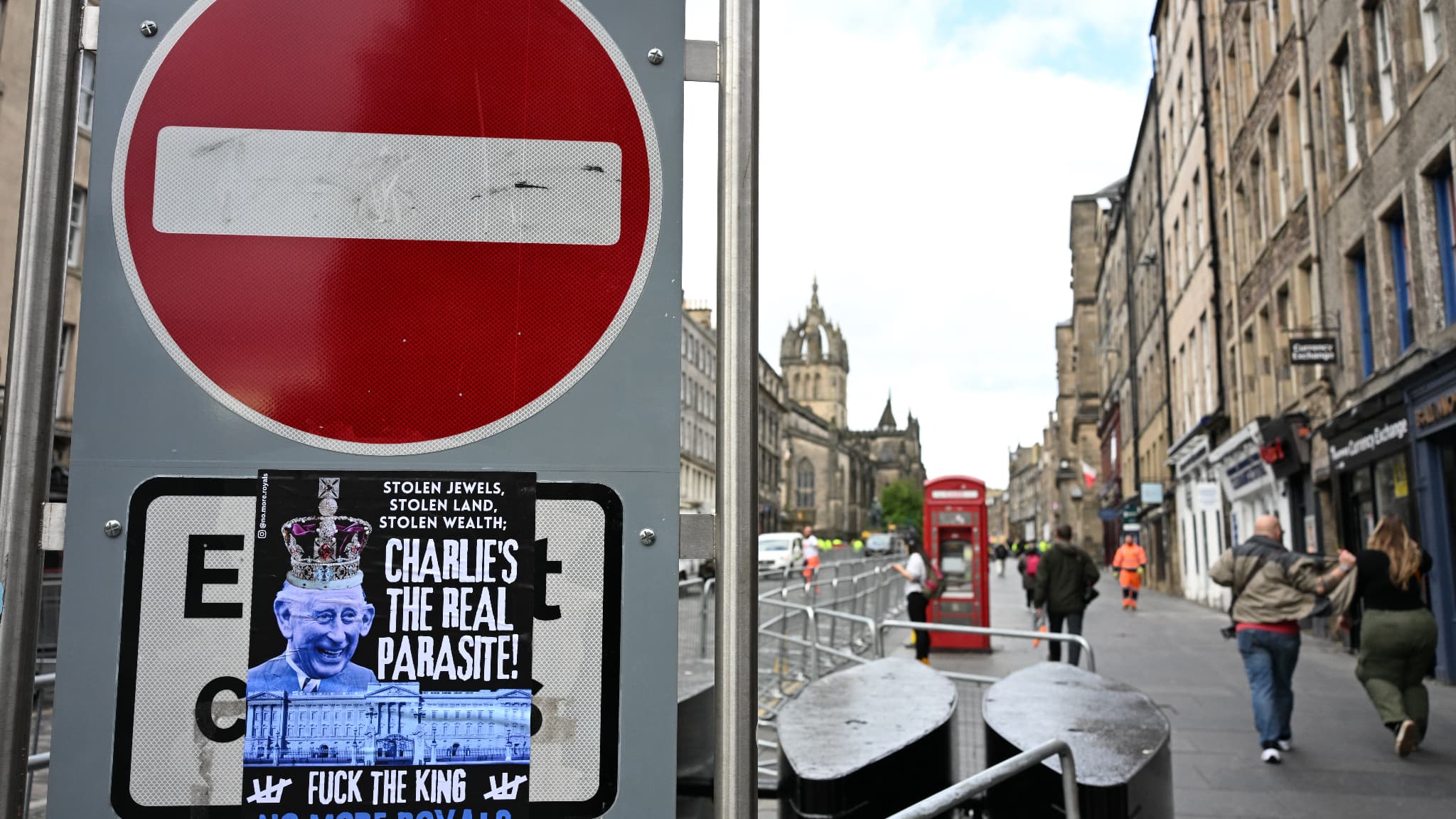 Des messages anti-Charles III le 5 juillet 2023 à Edimbourg, où se déroule le second couronnement du roi. Des messages anti-Charles III le 5 juillet 2023 à Edimbourg, où se déroule le second couronnement du roi.