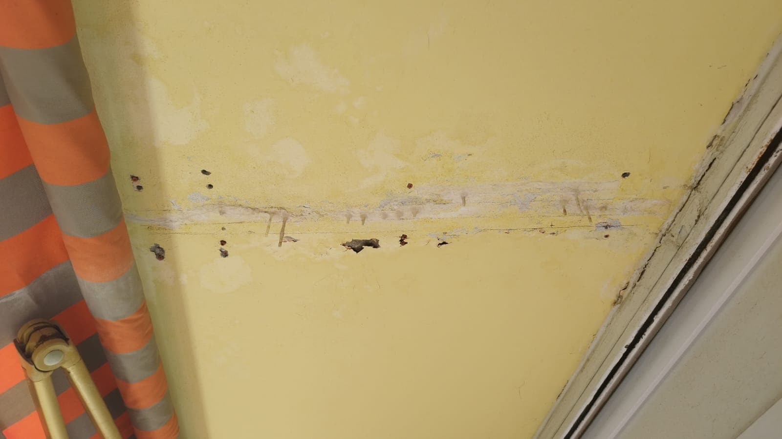 Des stalactites se sont formées sur des balcons. Des stalactites se sont formées sur des balcons.